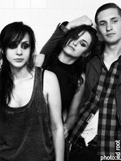 deadsara.jpg deadsara.jpg
