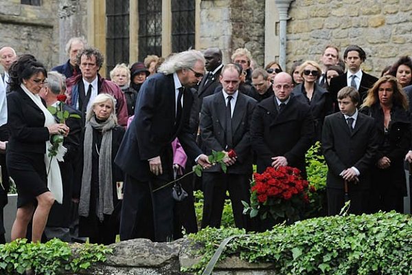 Robin-Gibb-Funeral.jpg