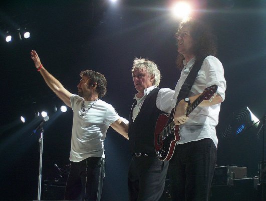 794px-2005_Queen_%2B_Paul_Rodgers.jpg
