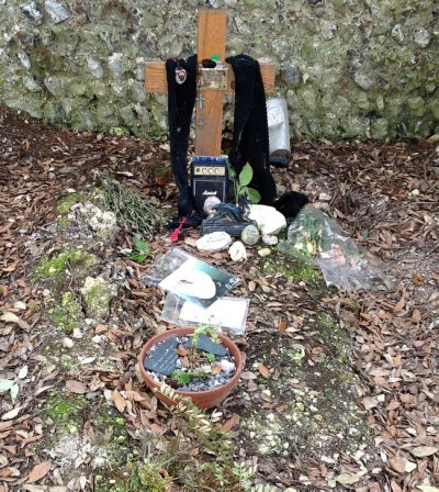 Gary%2BMoore.grave.0810-12.jpg