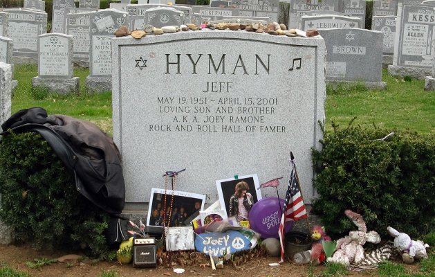Joey_Ramone_Headstone.jpg