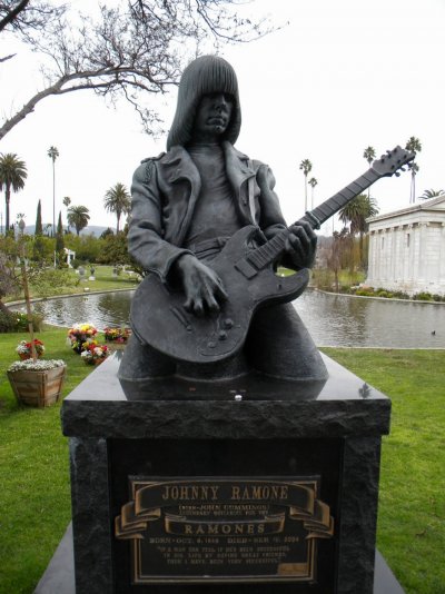JohnnyRamone_Grave.jpg