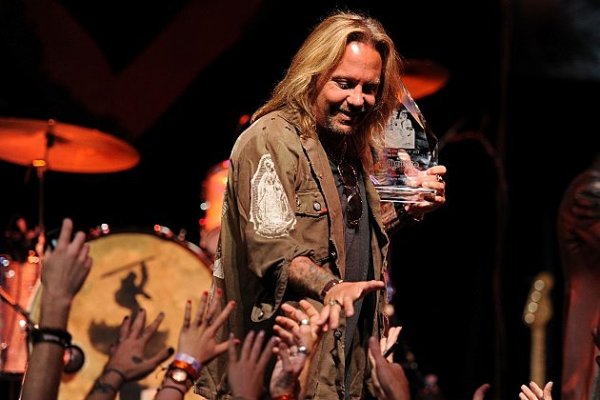 Vince-Neil-Frazer-Harrison.jpg