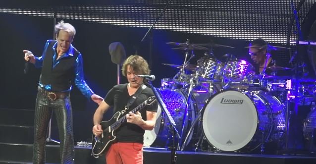 vanhalenlive2012new_639x360.jpg