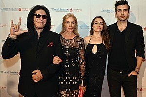 Gene-Simmons-and-Family.jpg