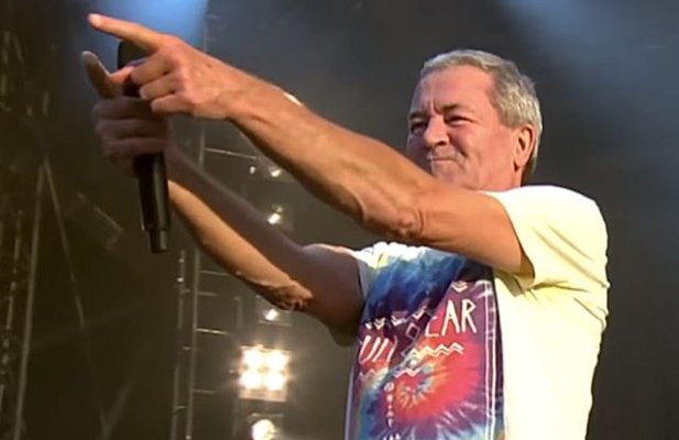 iangillanhands2015live_638.jpg