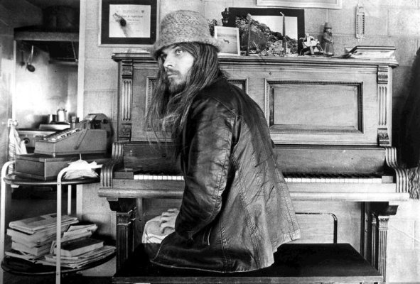 Leon-Russell.-Foto-Shelter-Blue-Thumb-Records-CC.jpg