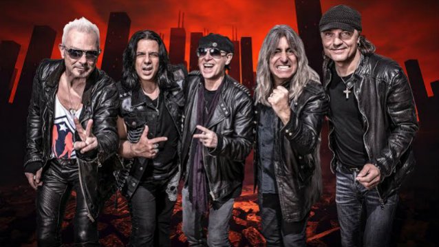 scorpions2017bandwithmikkey_638.jpg