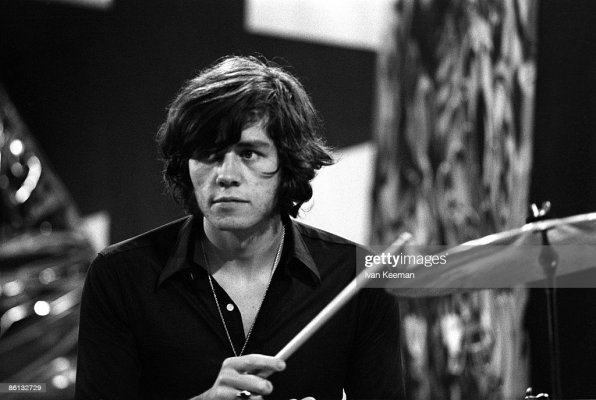 n-and-move-bev-bevan-performing-picture-id86132729.jpg