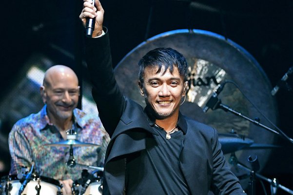 Journey-Arnel-Pineda-GettyImages-678285312.jpg