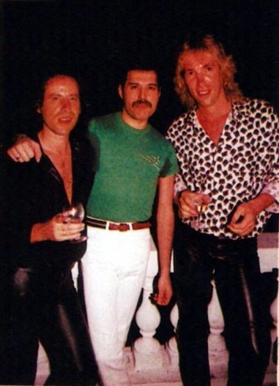 freddie-with-scorpions-in-rio-1985.jpg