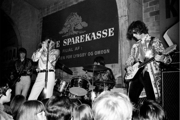 _107516058_yardbirds_3940_32x48.jpg
