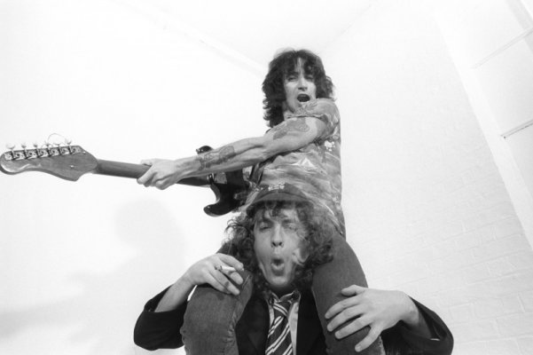 Bon-Scott-and-angus.jpg