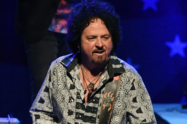 Steve-Lukather-Toto-GettyImages-623084514.jpg