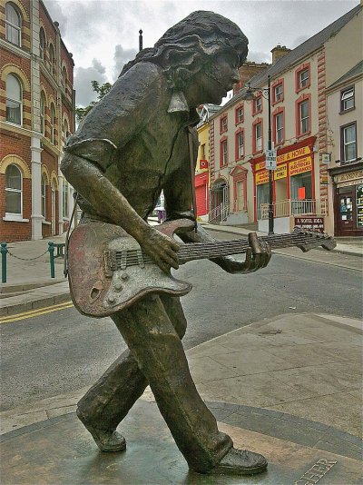 Rory_Gallagher_Statue_-_Ballyshannon_2.jpg