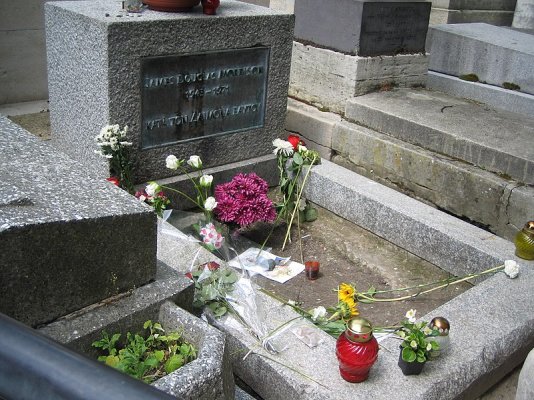 800px-Grave_of_Jim_Morrison.jpg