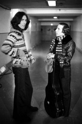George-Harrison-Paul-Simon-george-harrison-33490455-394-594.jpg