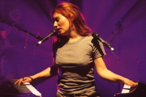 tori-amos-stylish-at-greek.jpg