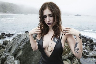 chelsea-wolfe-clipe-video-the-waves-have-come_647x430.jpg
