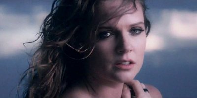 tove-lo-goes-naked-in-timebomb.jpg