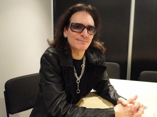 steve-vai-namm-show-460-100-460-70.jpg