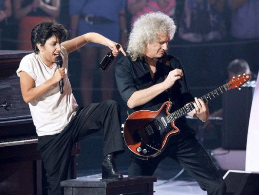 -vmas-2011-lady-gaga-opens-the-show-with-brian-may.jpg