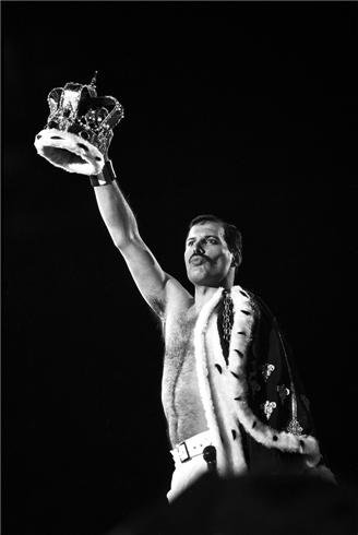 y%20holding%20crown%20performance%20LONDON,%201986.jpg