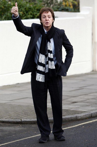 Paul+McCartney+Giving+Thumbs+Up+9whjvpcxf_Ml.jpg