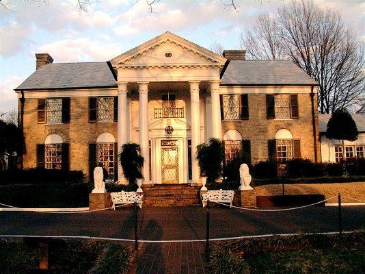 800px-Graceland_front.jpg 800px-Graceland_front.jpg