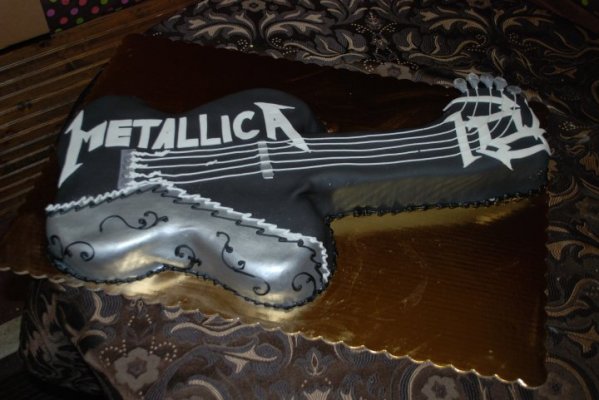 y-guitar-Metallica-Tamaras-Cakes-Oshkosh-Wisconsin.jpg